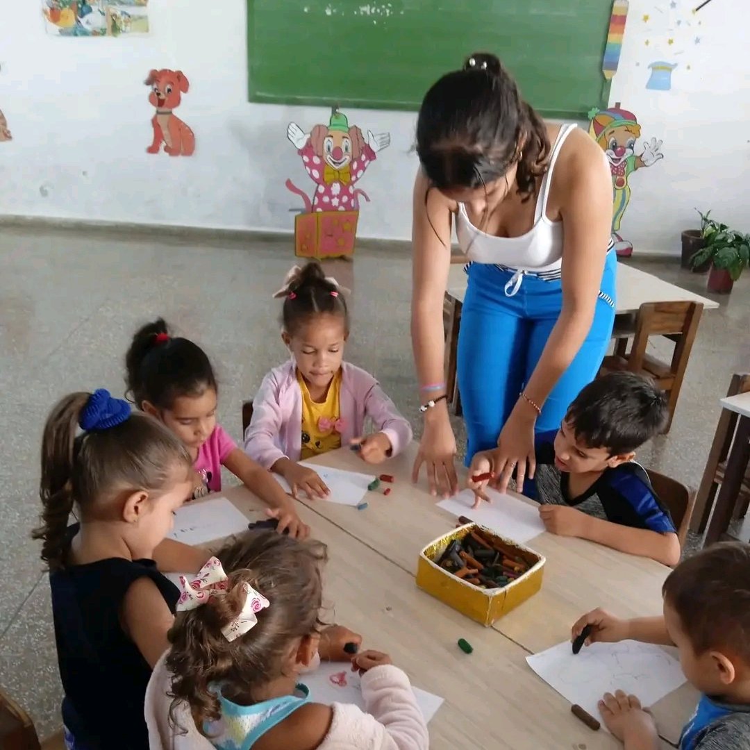 📚 La enseñanza universitaria en Cuba no solo transmite conocimientos: forja valores, identidad y compromiso con la nación.  
Nuestros estudiantes son protagonistas del presente y arquitectos del mañana.  
#CubaEstáFirme  #UniversidadCubana
#VillaClaraConTodos