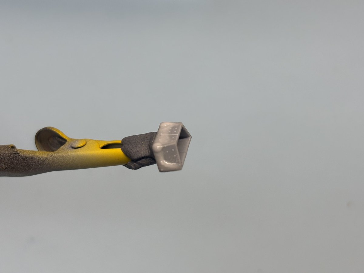 nobby_works's tweet photo. クラブM ガッチャマン G3号 制作依頼品

フロントライトの制作

接着剤が乾きましたので

ヤスって

ある程度形を作って

パテを盛りました

#タツノコ #クラブM #ガッチャマン　#G2 #G3 #G4 #ガレキ #ガレージキット https://t.co/BPEqbLDKIa