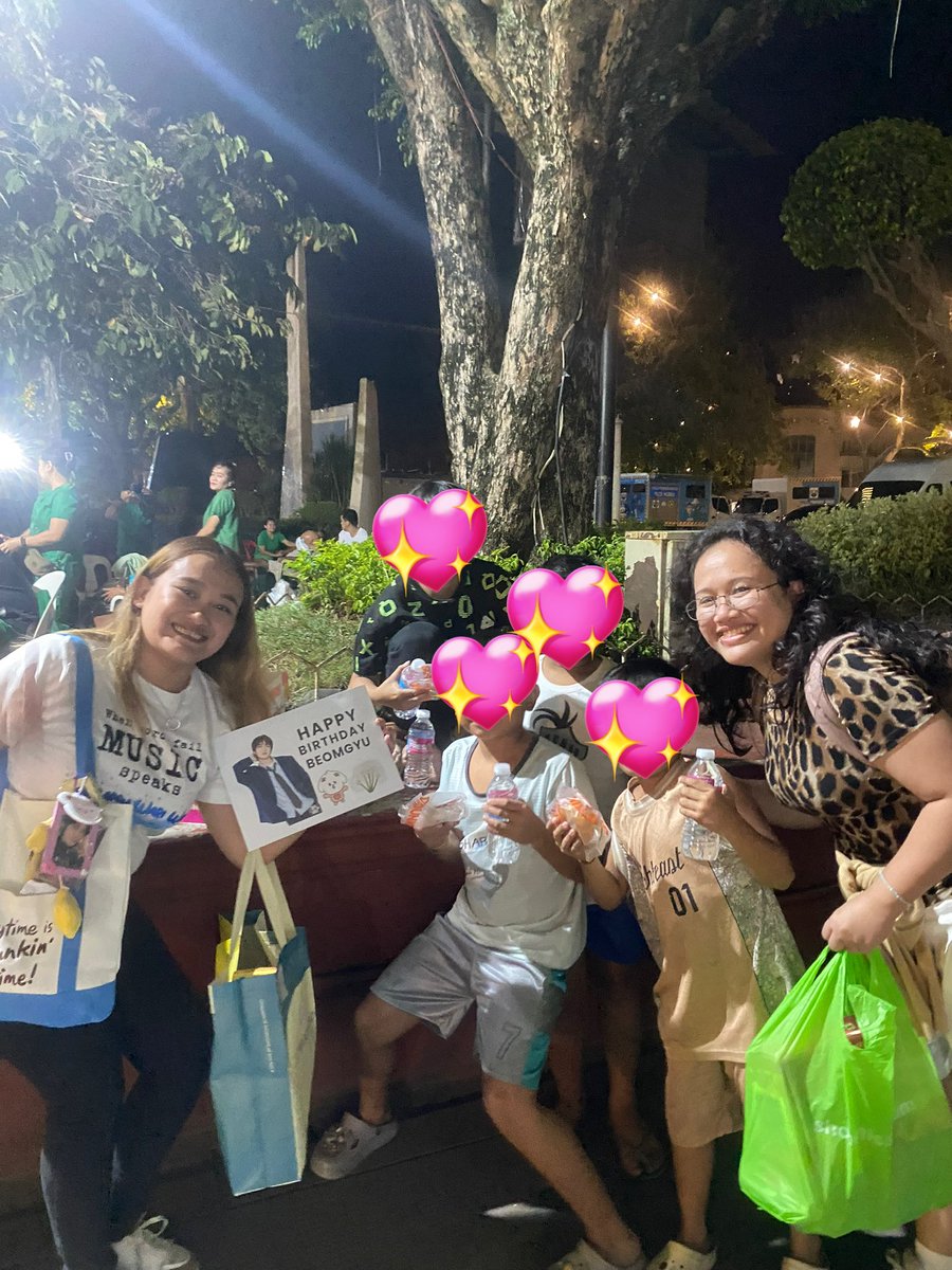 yeonstrogen's tweet photo. Donation success! ⭐️ We were able to share donuts with homeless individuals, children, guards, and soldiers. Thank you so much to everyone who helped and donated! 💙

Happy 7th anniversary to TXT and happy birthday to Beomgyu!! 
(PICTURES WERE TAKEN WITH CONSENT) https://t.co/zfYK17nydW