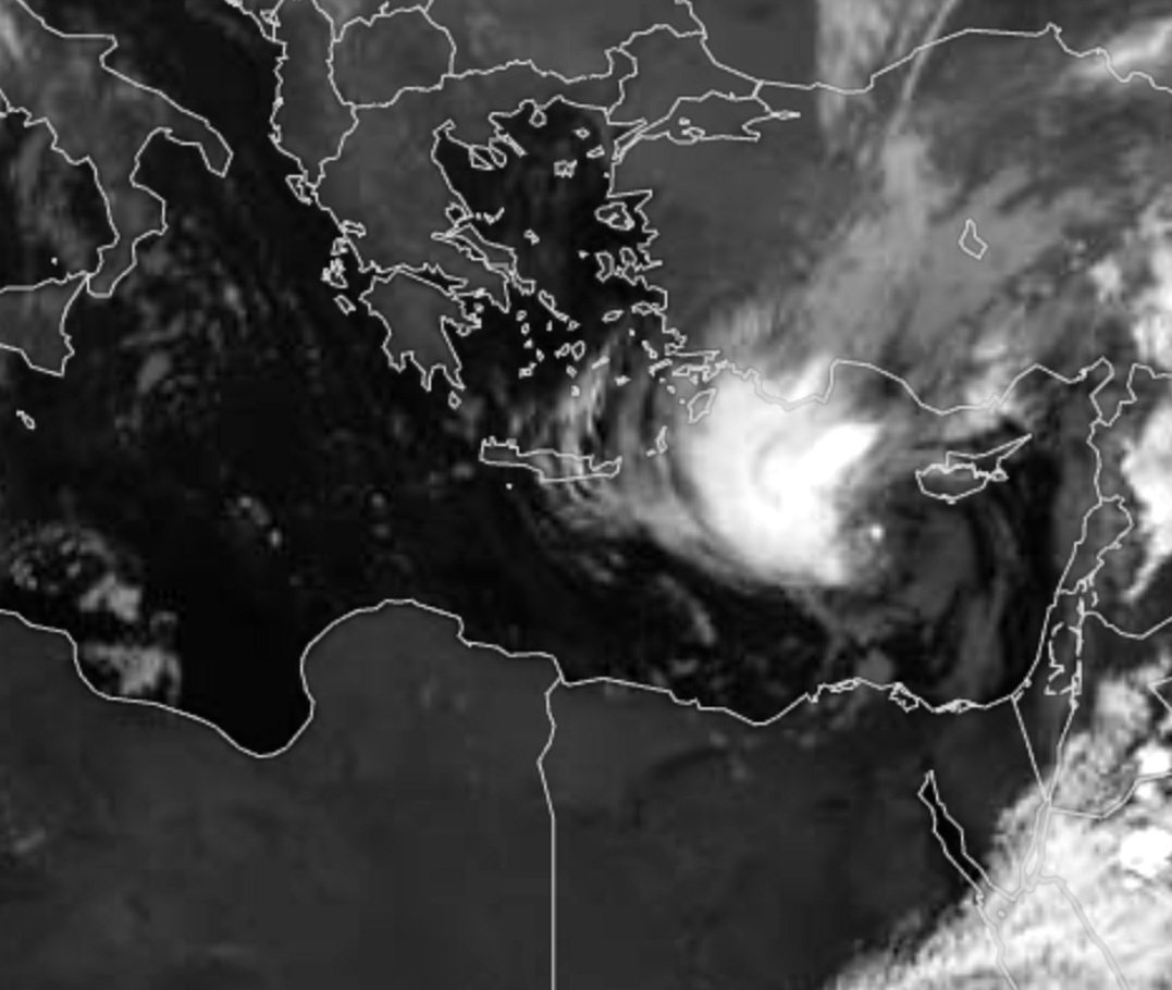 PrometheiPlanum's tweet photo. Probably sub-tropical storm over eastern Mediterranean close to Cyprus is.
994 Hpa
40-45 kt ( 61kt gust )
dust storm over Egypt and Giordania: @MedicaneTrack @TropensturmDE @ScienceSrg @cyclonicwx  @metofficestorms @JointCyclone @hurricane_chase @elioeFIN 
 #medicane #cyclone https://t.co/MZEWg48f3a