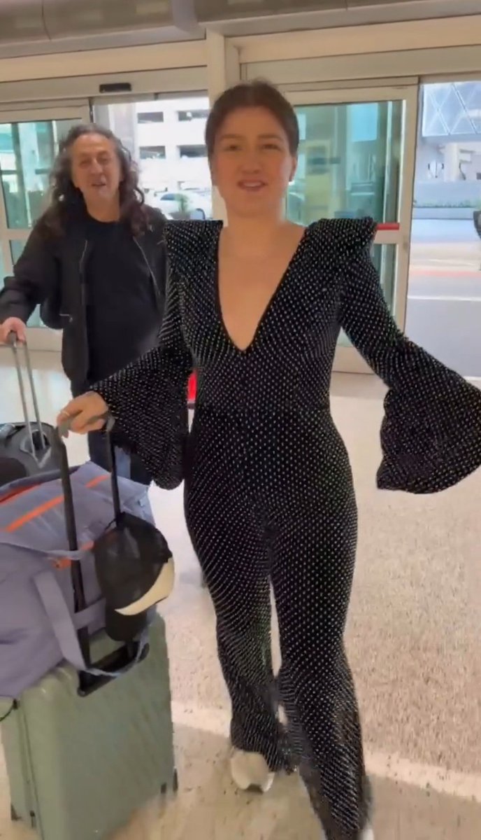 AmyElden's tweet photo. ... 🌟✨️🌟✨️🌟✨️🌟✨️🌟✨️

Mother Kelly's Hair In A Sexyyyyy Bun & Full View Of The Whole Outfit Front & Back .. 🔥🔥🔥🔥🔥

@kellyclarkson

#Kelly #KellyClarkson #KC #Queen #QueenKelly #QueenKC #MyMother #MotherKelly #MotherKC #Texas #TexasRodeo #MyMother #MotherKelly #MotherKC #MyLife #MyWorld