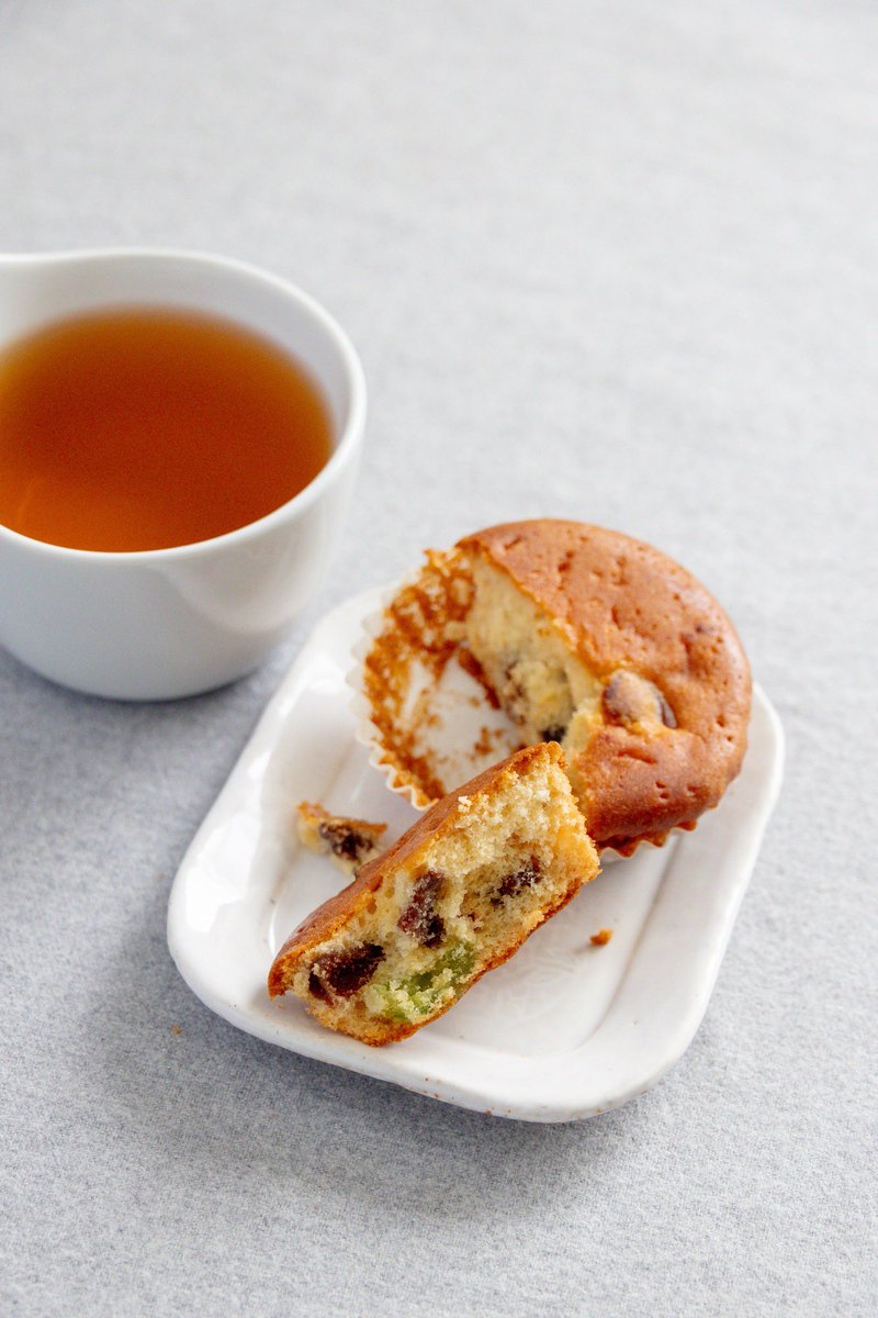 ドライフルーツをたっぷり閉じ込めて、しっとりやさしい味わいに。ひと口ごとに、フルーツの甘みと香りがふわっと広がります。人気のケイク・オ・フリュイ店頭分ご用意できました。