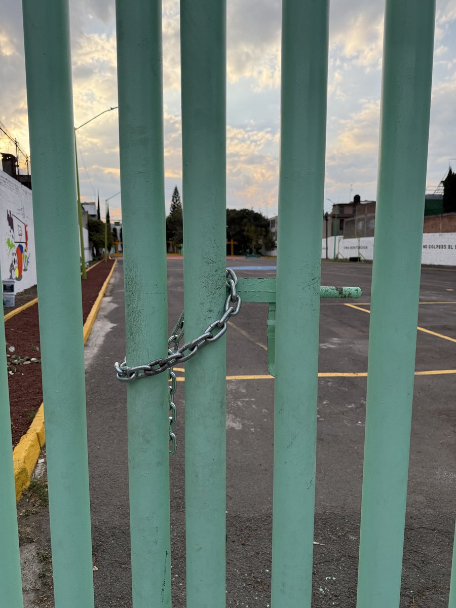 Sannn84's tweet photo. ¿Alguien podría informarnos a los vecinos, quiénes y por qué cerraron estas canchas de uso público con candado? Dice que el horario es de 7:00 a 21:00 H. pero han estado cerradas toda la semana. @cesaccoyoacan @PAOTmx @Alcaldia_Coy @ColEducacionCoy https://t.co/D1IUBKoaen