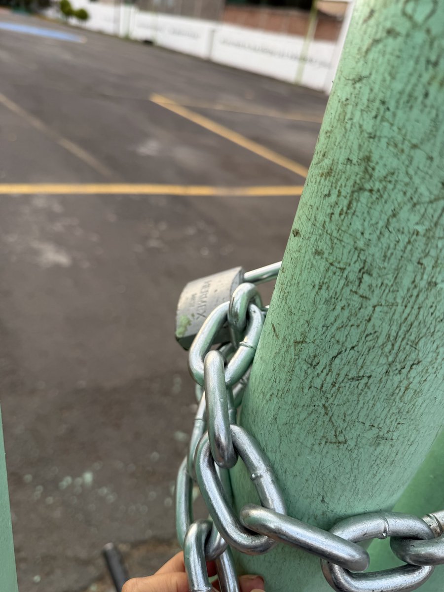 Sannn84's tweet photo. ¿Alguien podría informarnos a los vecinos, quiénes y por qué cerraron estas canchas de uso público con candado? Dice que el horario es de 7:00 a 21:00 H. pero han estado cerradas toda la semana. @cesaccoyoacan @PAOTmx @Alcaldia_Coy @ColEducacionCoy https://t.co/D1IUBKoaen
