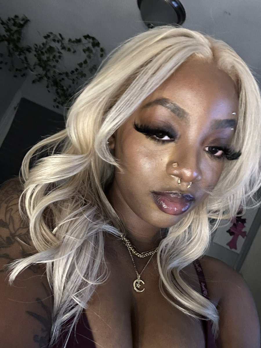 Alyse🧛🏻‍♀️ (@iiheartalyse2) on Twitter photo 