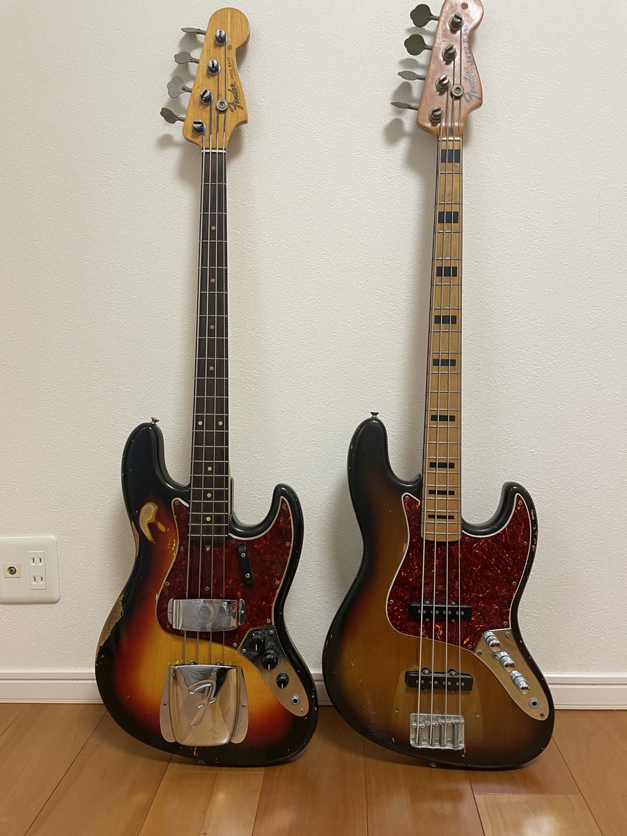 tommy900916's tweet photo. #ジャズベース
23年前に入手した63年と、34年前に入手した73-74年です。
60年代の楽器は改造厳禁で、70年代は改造自由、と思ってましたが、価格高騰でそうも言えなくなってきた気がします。。
63年は、カバーのビス2本とフレットナット交換、73-74年は自分でイジリ倒してます。
でも73-74年で育ってきたので、安心感があります。