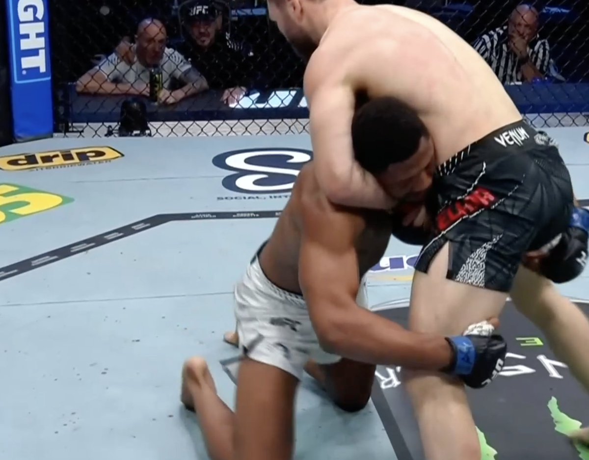 ParamPam1990's tweet image. Ion Cutelaba dominated and subbed Oumar Sy. It's Moldovan's 20th win (9th in the UFC).  Cutelaba is speaking Russian in his post-fight octagon interview with Bisping (the translator is the guy who translates the all Russians in the octagon).