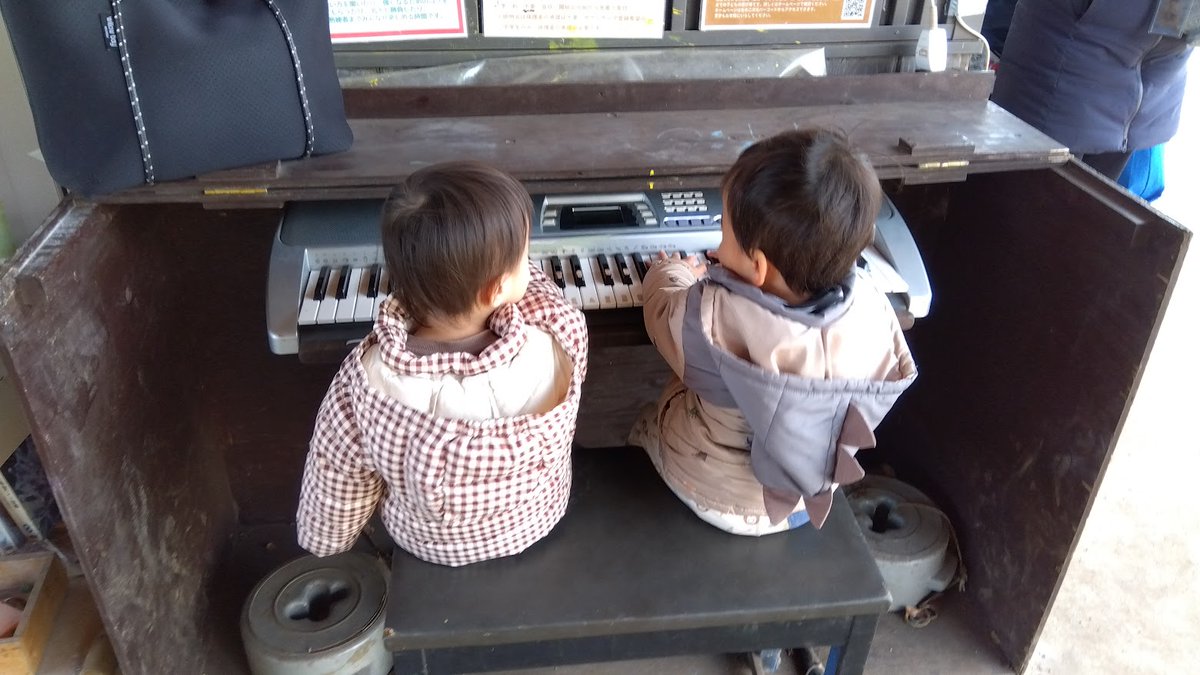 urakko_hiroba's tweet photo. こんにちは！よっしーです(^^)
うらっこの乳幼児サークル
1回目は知らないお友達
7回一緒にあそんだら…
「知っている」お友達になったよ

火おこしでは一緒にうちわでパタパタしたり
ピアノを一緒に弾きたがったり

うらっこ広場でひろがっていく
お友達の輪
良いよね

#浦安
#urayasu
#外あそび https://t.co/4ejjhS7FXz