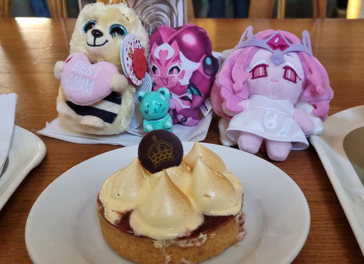 wawaghy's tweet image. lunch with the #gang