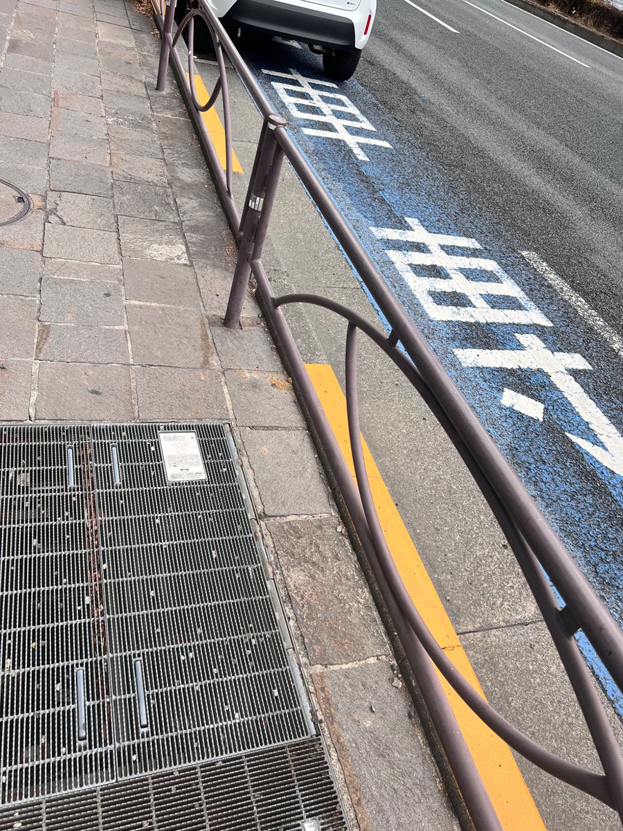 shinjukuacc's tweet photo. ほほう…。
この状況でどうやって自転車で安全に車道を走れとおっしゃるのか、警察屋さんは？
自転車専用レーンを塞ぐ自動車をなぜ君たちは放置する？ https://t.co/uTCDBiHct7