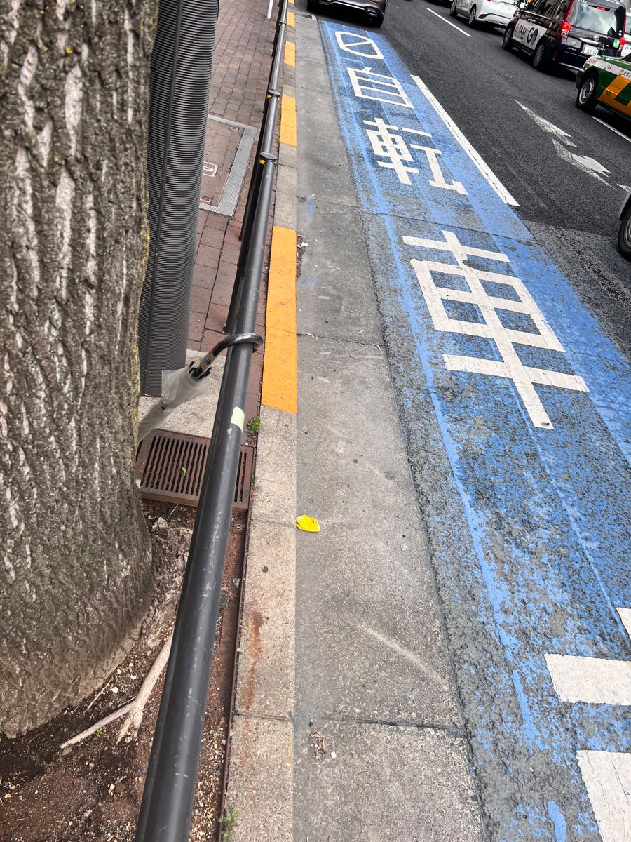 shinjukuacc's tweet photo. ほほう…。
この状況でどうやって自転車で安全に車道を走れとおっしゃるのか、警察屋さんは？
自転車専用レーンを塞ぐ自動車をなぜ君たちは放置する？ https://t.co/uTCDBiHct7