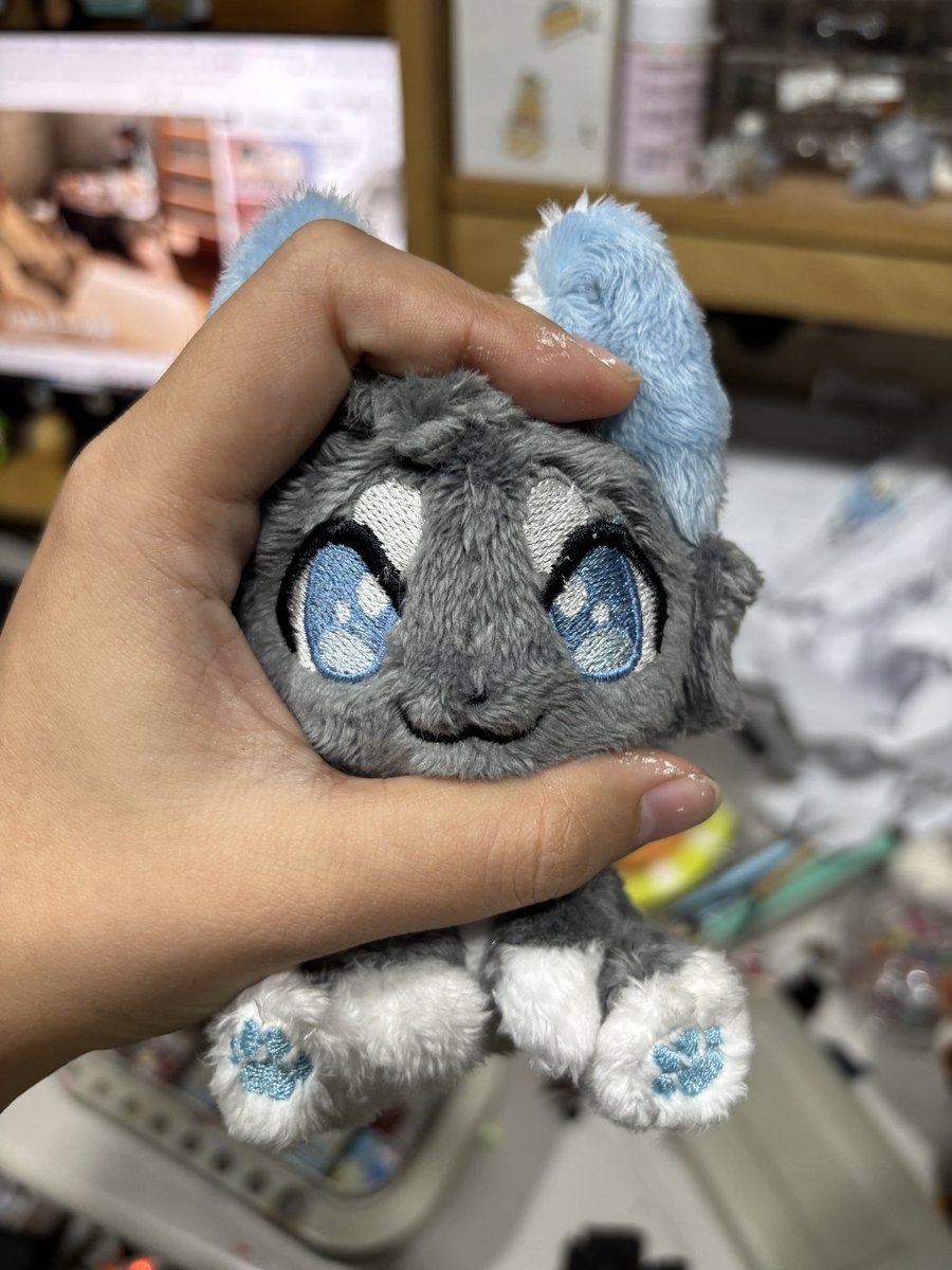10cm chibi plush is completely! it can sits on your shoulder 

#plush #furryartworks #handmadedolls
