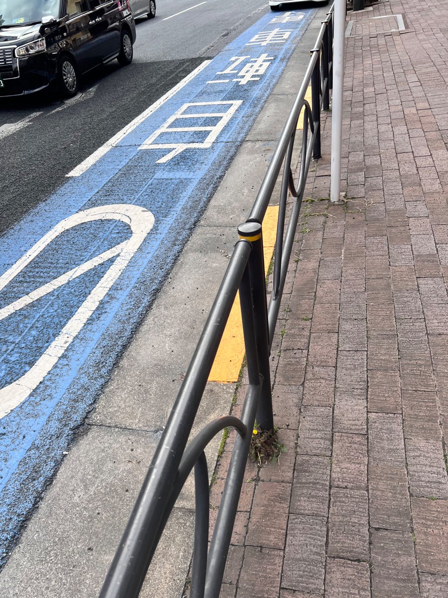 shinjukuacc's tweet photo. ほほう…。
この状況でどうやって自転車で安全に車道を走れとおっしゃるのか、警察屋さんは？
自転車専用レーンを塞ぐ自動車をなぜ君たちは放置する？ https://t.co/uTCDBiHct7
