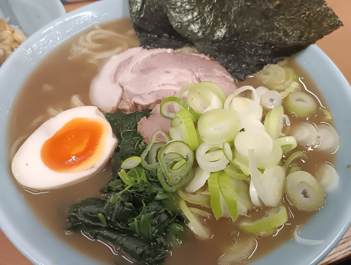 ZuoTeng70018's tweet photo. 武蔵家綾瀬@北綾瀬
ラーメン中¥950 薬味ねぎ¥100 
ライス100

日曜🌄🍜
食べながら「旨い」を連呼してしまう一杯🍥
最高に美味しかったです🙌

ご馳走様でした🙇
パシオン💪😁 https://t.co/XnEu2ldQ7C