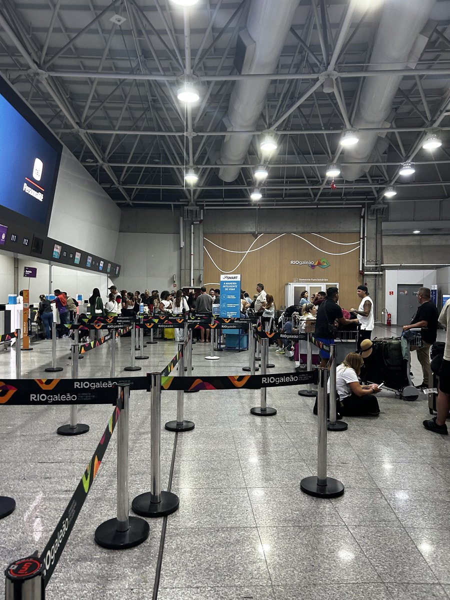 solebar73's tweet photo. Se canceló. Problemas en el motor dijeron. Estamos haciendo fila para que nos den voucher e ir a hotel. Nos reubicaron en distintos vuelos mañana y el lunes. Logré que me atienda un ser humano en el teléfono!! 😁 https://t.co/JQANPyxIlk