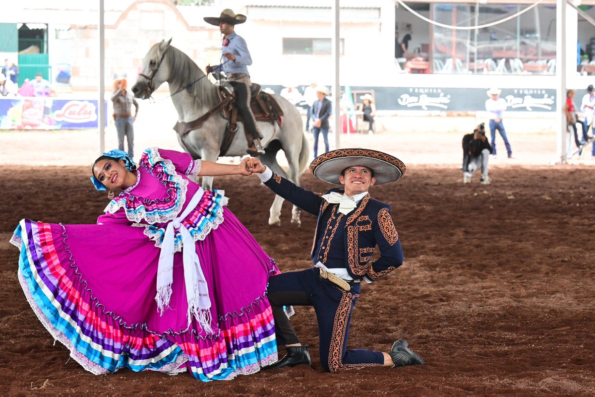 horacioduarteo's tweet photo. En 1970, #Texcoco vio nacer al Caballo Azteca, descendiente de los caballos andaluces que florecieron en el Virreinato y en el México independiente pero que desaparecieron con la Revolución Mexicana. 

Hoy, esta raza de caballos orgullosamente texcocana, es símbolo de la Feria Internacional del Caballo, y nos recuerda con orgullo nuestra historia y tradición.

Aquí les comparto más fotos del espectáculo ecuestre que disfrutamos el día de hoy.