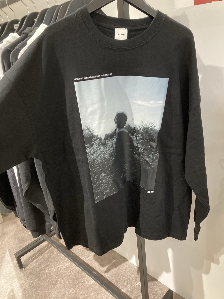 KLON_KLON_KLON's tweet image. おはようございます☀
このグラフィックTのブラックは実はルクア店限定カラーなんです🖤

ぜひ気になった方はルクア大阪5階に見にいらしてくださいね〜😊
#ルクア大阪  #KLON