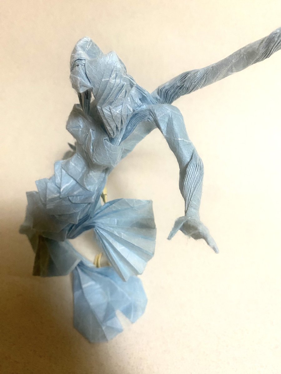 ARAK0515's tweet photo. 「セイレーン」
創作:Maeng Hyeong Kyu
出典:Origami PRO 神話折り紙編
使用紙:雲龍紙 U-20 水(約65㎝)

元の作品は腕が細長かったんで、肩を整形しつつ腕を短縮。筋肉質に。

「パラノマサイト FILE38 伊勢人魚物語」クリアしたら折ってみたくなって……

#折り紙 https://t.co/6KKAeMenaP