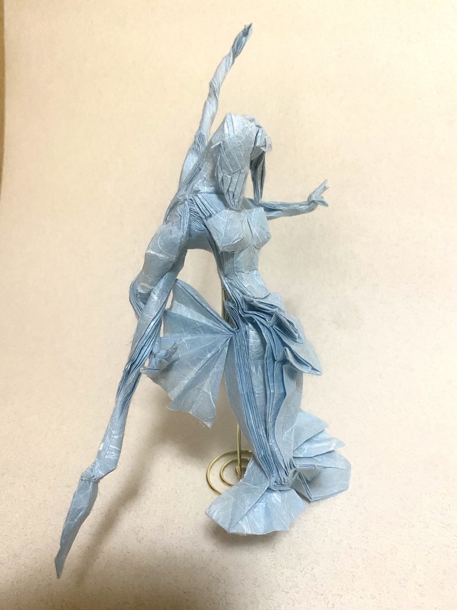 ARAK0515's tweet photo. 「セイレーン」
創作:Maeng Hyeong Kyu
出典:Origami PRO 神話折り紙編
使用紙:雲龍紙 U-20 水(約65㎝)

元の作品は腕が細長かったんで、肩を整形しつつ腕を短縮。筋肉質に。

「パラノマサイト FILE38 伊勢人魚物語」クリアしたら折ってみたくなって……

#折り紙 https://t.co/6KKAeMenaP