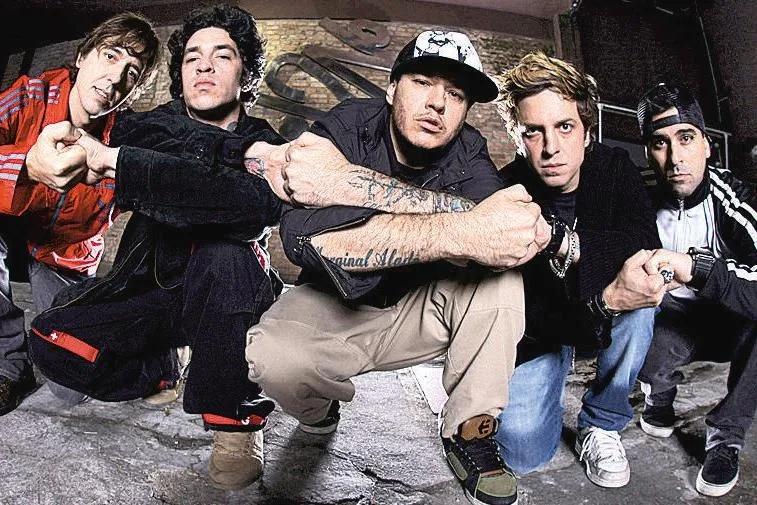 Vaza letra de música do Charlie Brown Jr nunca antes revelada, confira: "Ela é linda, ela é perfeita, toda patricinha, toda charmosa, mas eu sou muito vagabundo pois eu ando de skate o pai dela não gosta de mim, o que eu faço? Ela é linda demais, mas eu sou muito vagabundo"