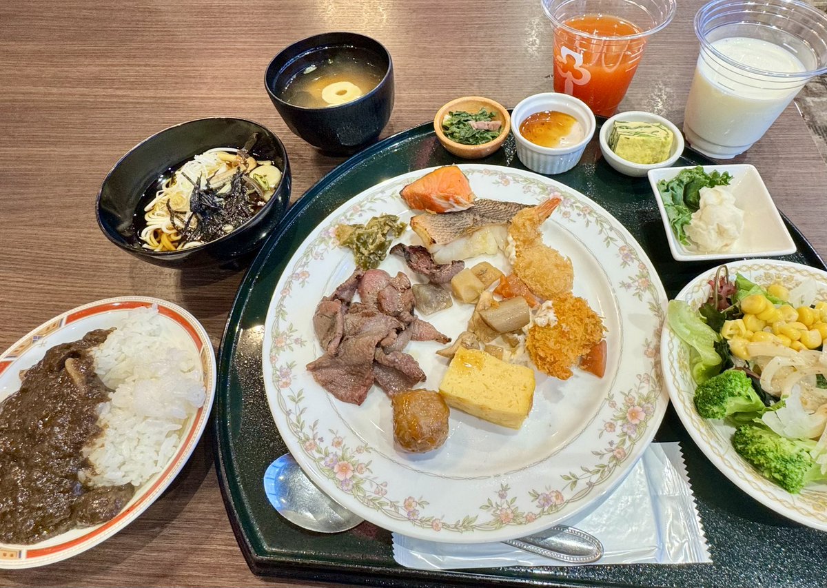 仙台前のりホテルの朝はライブビュッフェって何かと思ったらホテルスタッフさんが牛タン焼いててくれて隣で魚もやってて白石温麺もカレーも味噌汁も小鉢も渋滞気味でホントに困った笹かま取るの忘れた