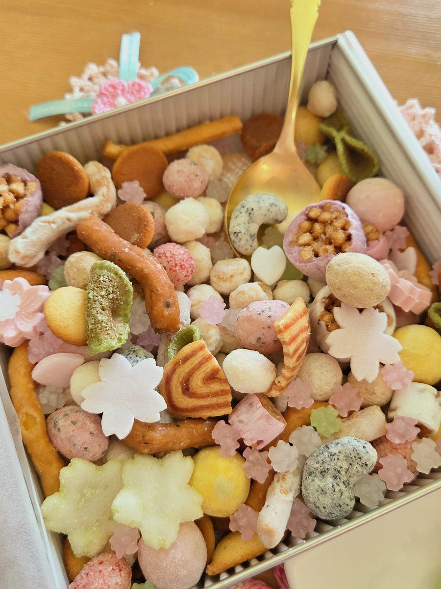 「おれが賢者様にけんじょうしたよ！本当だよ！」
「おれサイズのお菓子だったら食べやすいな、とか思ってないよ！」
#まほぬいホワイトデー2026
#まほやく_ぬい