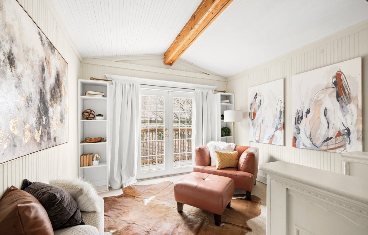 Want your listing to stand out in Nashville? Staging creates the wow factor that buyers remember.
Check our website to learn more and for a free staging quote:
webbhomestaging.com/quote.html
Staging by Webb Home Staging, LLC. #staging #stagingsells #stagingtips #homestaging