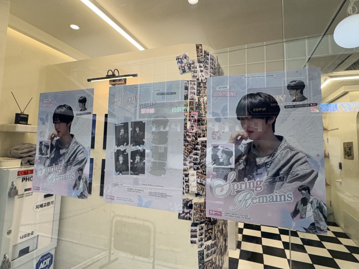 NoO3l5's tweet photo. ： 𝑆𝑝𝑟𝑖𝑛𝑔 𝑅𝑒𝑚𝑎𝑖𝑛𝑠

프레임 이벤트가 진행중 입니다!
엽서카드도 비치해 두었으니 가져가세요.
많은 방문 부탁드립니다 ໒꒱ . ⟡˚

#Spring_Written_by_Joohyoung 
#김주형 #KIMJOOHYOUNG 
#데일리디렉션 #DAIRYDIRECTION https://t.co/0euGYIb0XY