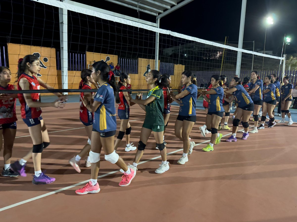 🤾🏻‍♀️Las jóvenes voleibolistas del selectivo veracruzano, categoría juvenil B ganaron su pase a la final de la Espartaqueada Deportiva Nacional, tras competir esta noche, en un apasionante partido, contra el conjunto de Oaxaca. 

¡Veracruz a la final!🏐🔥
