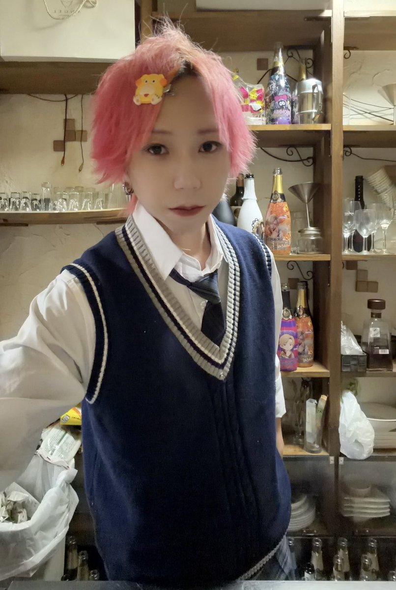 ken_games0313's tweet photo. 33歳誕生日迎えてすぐに平成っぽい学生イベントやらされて顔が笑ってないよね(  '-'   ) https://t.co/tL40GaCcmc