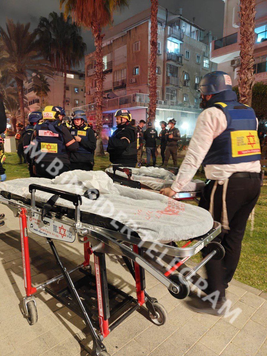 kwkb_at89194's tweet image. ⚡️ BREAKING: Reports emerge of a staged clean-up operation by enemy media, claiming no injuries or fatalities at sites, with ambulances allegedly collecting "scattered sand" instead of victims. Investigation underway. #IranConflict #GlobalSecurity #Breaking