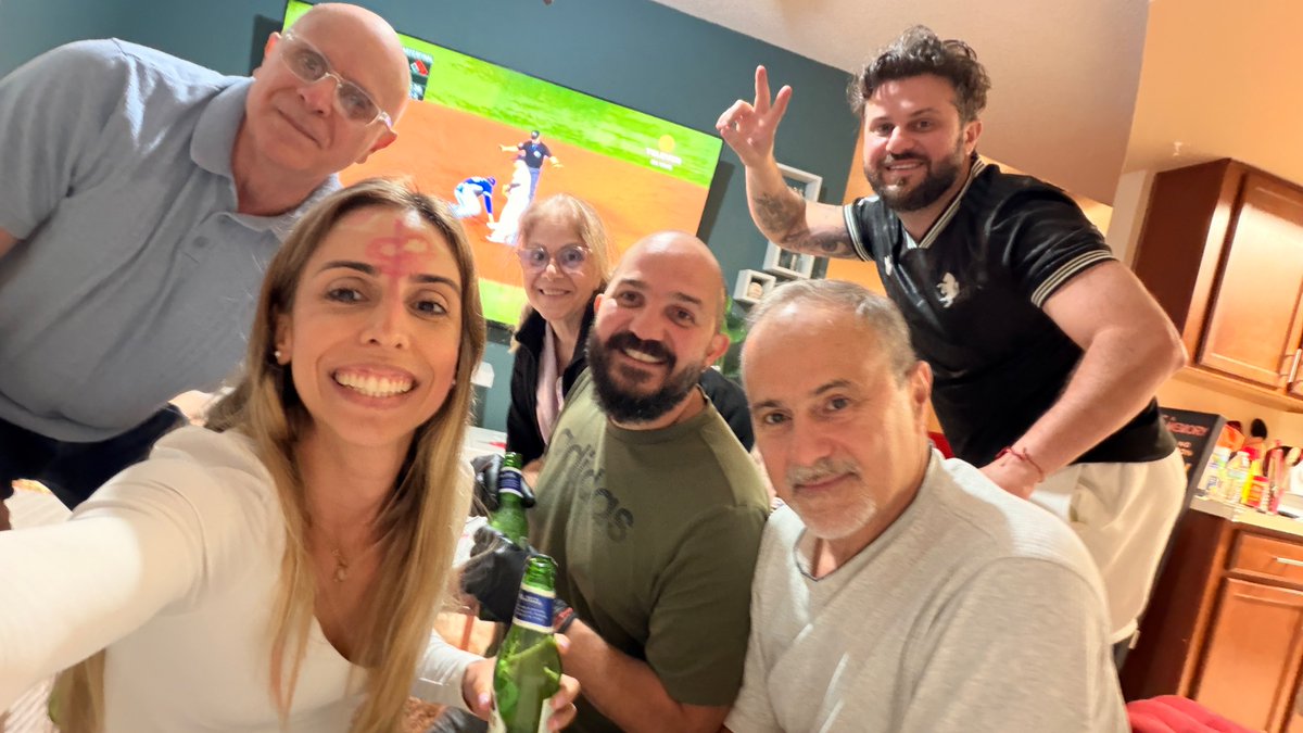ValenDM's tweet photo. Viendo el juego desde Orlando @Teledeportes_10 #BeisbolxTeleven https://t.co/YJEOP9uqLF