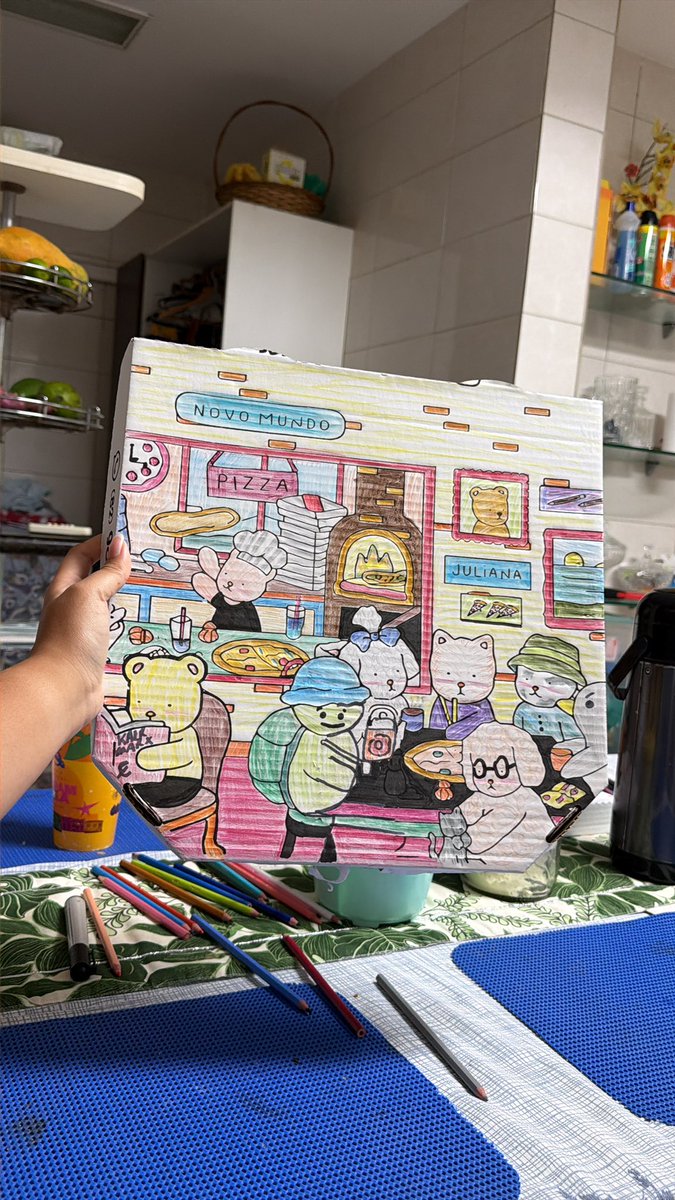 vih_tora's tweet image. #pintando caixa de pizza bobbie goods da pizzaria novo mundo