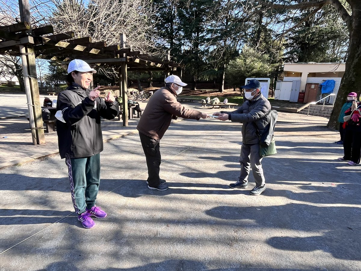 GateballGN's tweet photo. 2026年　初めての月例会
🌺光が丘交流会🌺

3月4日(水)
ジグザグ天気の中、今年初の月例会。(毎年1-2月休み)

近隣地区のチームと共に交流会を開催。ラジオ体操でしっかり身体をほぐした後、和気あいあいとプレー。
聴こえる人も聞こえない人も壁は無いですねー。

＃ゲートボール  ＃gateball ＃手話 https://t.co/qUyeLs9XQi