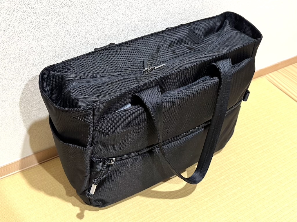 solblog_365's tweet image. 私のビジネスの相棒であるトートバッグがこちら。老舗ブランドのACEを初めて使ったのですが、大容量、ビジネスに溶け込むデザイン、収納が多くて実用的・・・マジで困りません。チュック派からバッグ派に変わったのはこのバッグのおかげです！
#ACE #バッグ #トートバッグ
solblog.org/ace-totebag-bu…