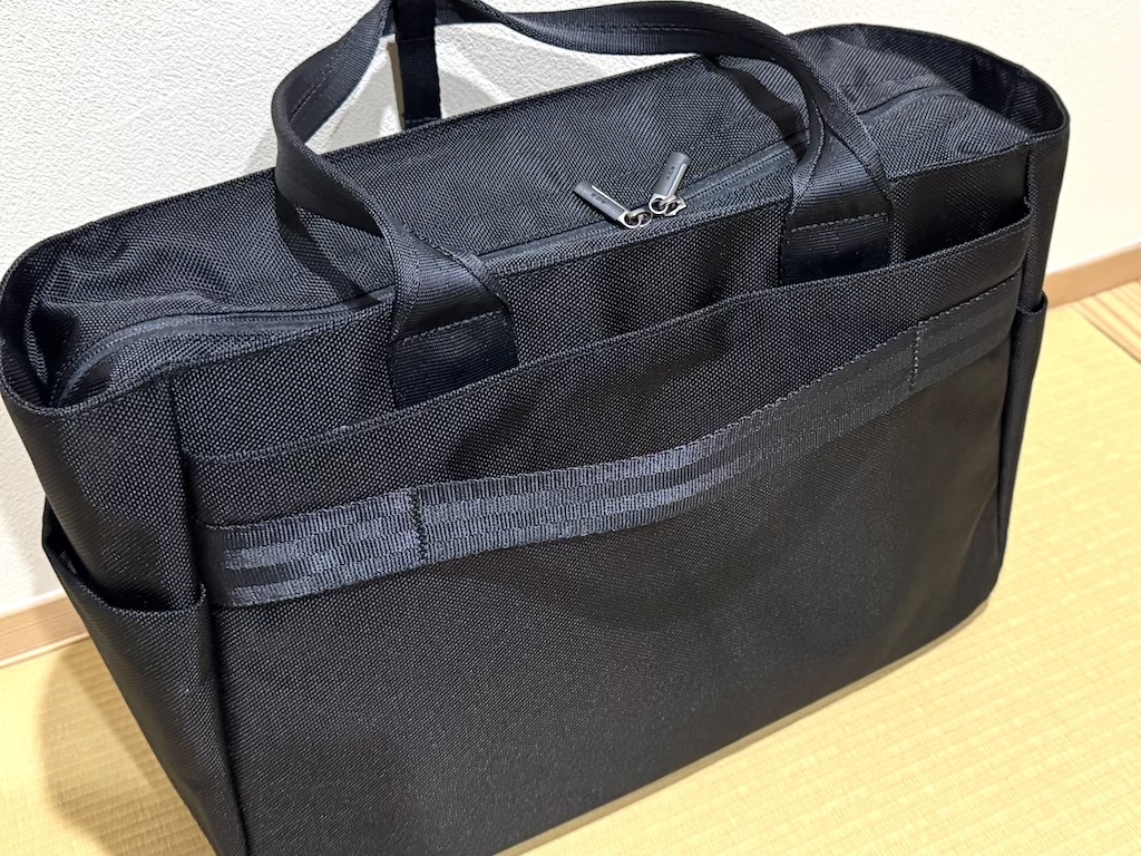 solblog_365's tweet image. 私のビジネスの相棒であるトートバッグがこちら。老舗ブランドのACEを初めて使ったのですが、大容量、ビジネスに溶け込むデザイン、収納が多くて実用的・・・マジで困りません。チュック派からバッグ派に変わったのはこのバッグのおかげです！
#ACE #バッグ #トートバッグ
solblog.org/ace-totebag-bu…