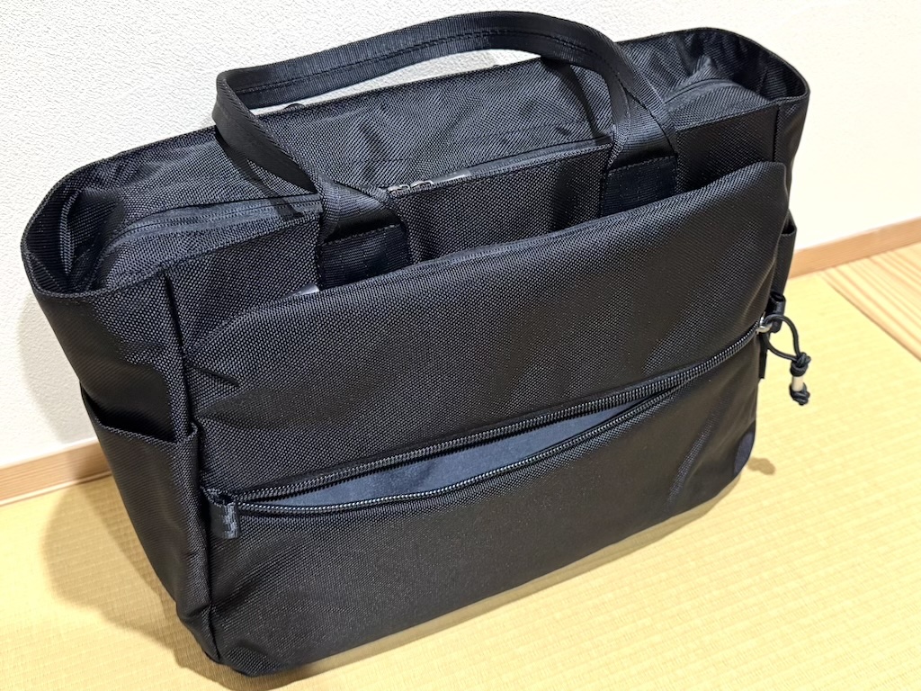 solblog_365's tweet image. 私のビジネスの相棒であるトートバッグがこちら。老舗ブランドのACEを初めて使ったのですが、大容量、ビジネスに溶け込むデザイン、収納が多くて実用的・・・マジで困りません。チュック派からバッグ派に変わったのはこのバッグのおかげです！
#ACE #バッグ #トートバッグ
solblog.org/ace-totebag-bu…