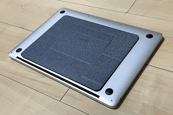 solblog_365's tweet image. MOFTのPCスタンドのレビュー記事がこちら。最大のメリットは「薄すぎて、そもそもPCスタンドを持ち歩いている感覚がない」という点ですね！パッと見は華奢な感じなのに意外と安定性があって、持ち運びが多い人にはぴったりのPCスタンドです。
#MOFT #ガジェット #ブログ更新
solblog.org/moft-pc-stand-…