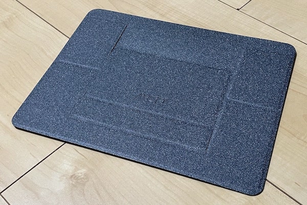 solblog_365's tweet image. MOFTのPCスタンドのレビュー記事がこちら。最大のメリットは「薄すぎて、そもそもPCスタンドを持ち歩いている感覚がない」という点ですね！パッと見は華奢な感じなのに意外と安定性があって、持ち運びが多い人にはぴったりのPCスタンドです。
#MOFT #ガジェット #ブログ更新
solblog.org/moft-pc-stand-…