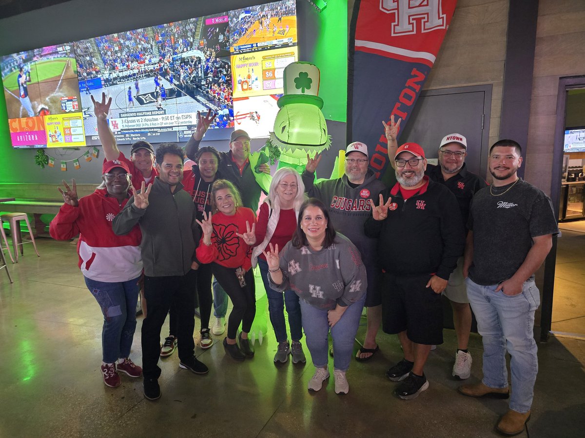 BayAreaCoogs's tweet photo. @BayAreaCoogs, y'all were AMAZING! Thank you for all the energy &amp; spirit you brought with you. Thank you, McIntyre's Webster, for being incredible hosts. Y'all stay tuned for all the March excitement and plans. @UHCougarMBK is just getting started! Go #Coogs!
#ForTheCity #GoCoogs https://t.co/zySgSLQPVQ