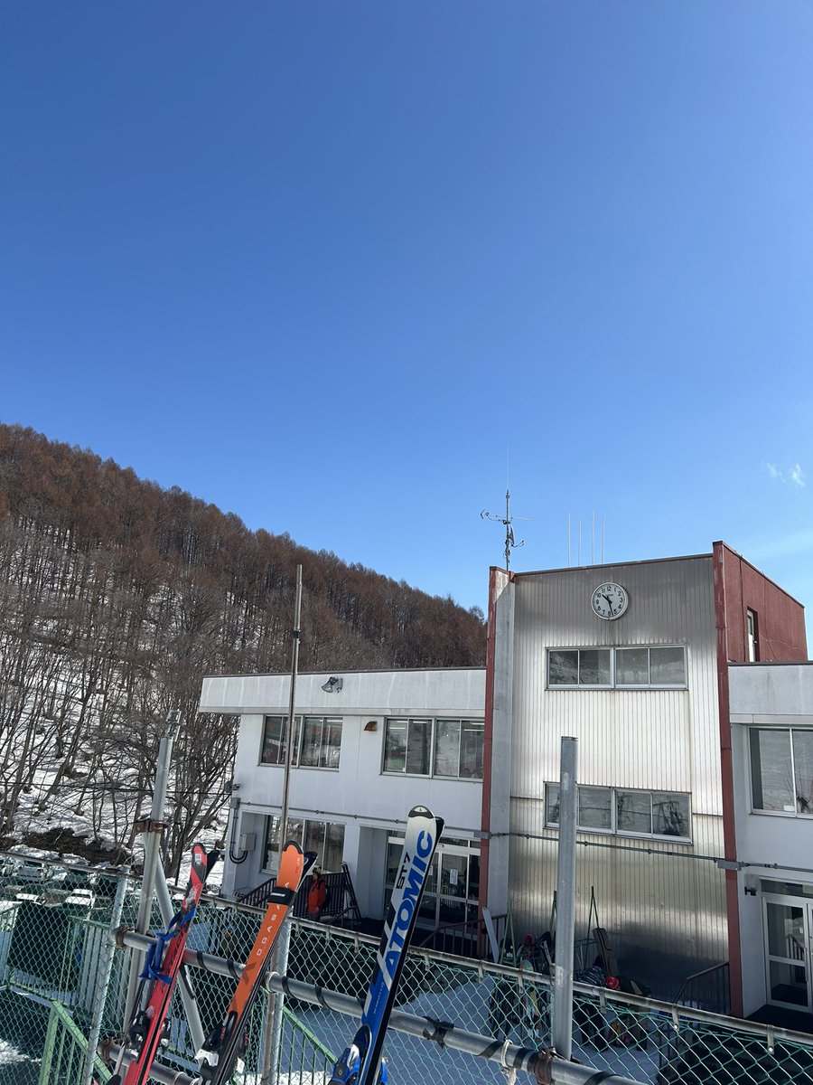 jazzmaster88's tweet photo. 今シーズン、
初滑りにして、

ラスト（になりそう）

板間違えた💦

 #藻岩山 https://t.co/4IAWEVOAg5
