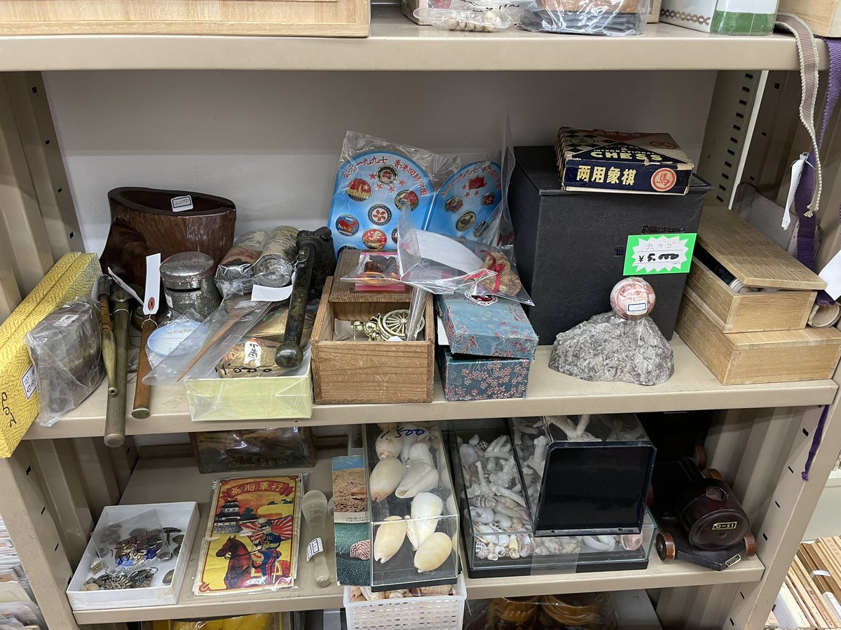 古本屋は「入りづらい」「敷居が高い」…
理由の一つが「店主が怖そう」らしいです😏

そんな方はこのチャンネルで
気になる古本屋店主を事前予習📚

令和の古本屋店主、だいたい優しく穏やかです😀
（怖いのは本の量くらい）

本日も営業中！

東京古書組合 youtube.com/@nihon-no-furu… <a href="/YouTube/">YouTube</a>より
