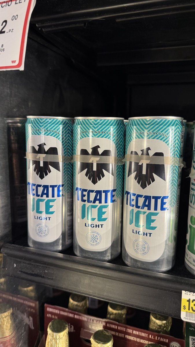 pizzerobailarin's tweet photo. Justo cuando pensabas que no había una cerveza más pitera que la #TKTLight llega esta madre, ha de saber a puros miados. https://t.co/OxOifSIfxK