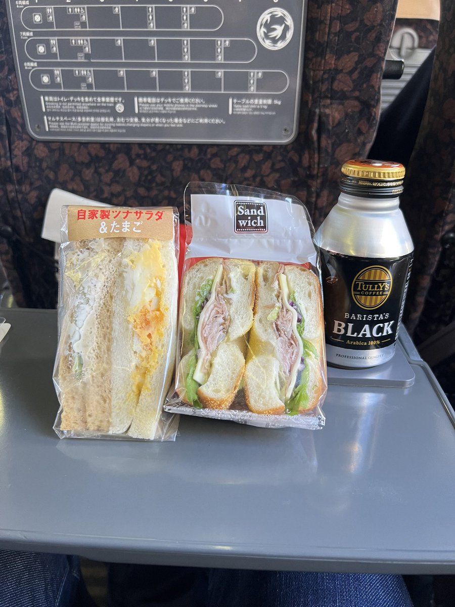 My5160's tweet photo. 大人の事情で（都合⁉︎笑笑）博多駅から1本で走れないかもめさん🚄💨
在来線のリレーかもめから西九州新幹線のかもめに乗り換え👏
さぁお昼前には長崎に着きますよぉ🔔
博多駅で買った美味しいサンドイッチが朝食🥪ランチは本場ちゃんぽんか、ピースタのスタグルか⁉︎
#アビサポ長崎遠征 https://t.co/GK53zbRaQh