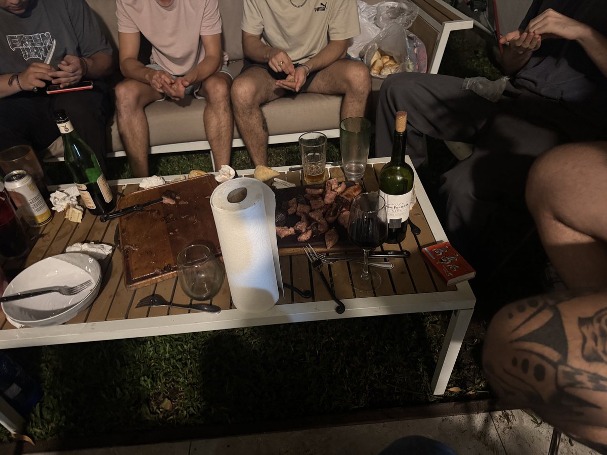 nos juntamos con los pibes a acariciar hormigas (nadie trajo pica)