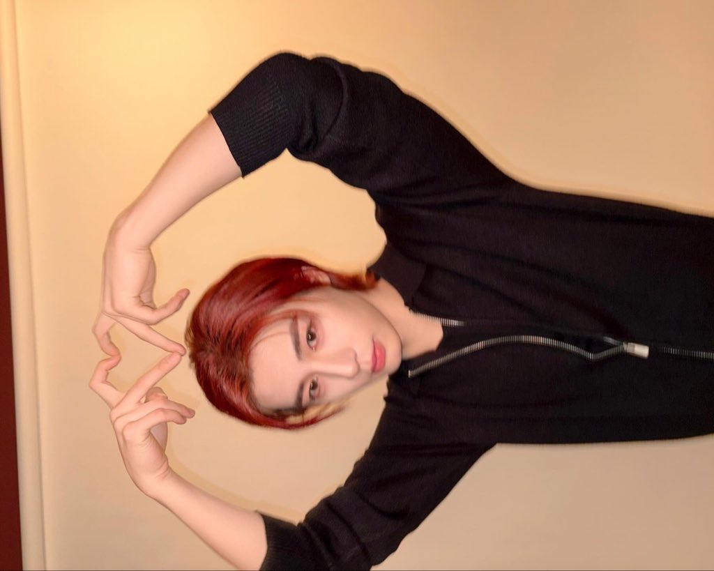 LEEHANEXTDOOR's tweet photo. It’s Sunday, so I thought the least I could do was send a couple hand hearts your way before the week starts acting serious again 🖤 https://t.co/1WRScTmmYp