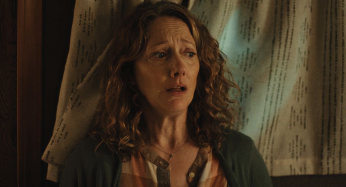 DiscussingFilm's tweet photo. First look at ‘CHILIFINGER’, starring John Goodman, Judy Greer, Bryan Cranston and Sean Astin.

The film follows a mother who tries to blackmail a fast food restaurant owner after she finds a severed human finger in her bowl of chili.

(Source: https://t.co/mCrVrkN7sJ) https://t.co/6uC8nGfEcq