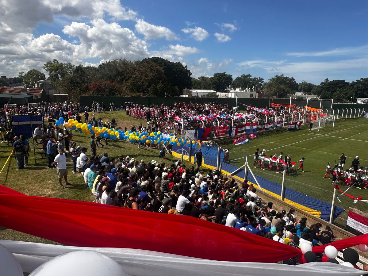 Infobus_rcm's tweet photo. Hermosa jornada se vivió hoy en nuestra casa. Lleno de niños menores de 12 años. Ojalá alguna madre/padre haya dejado ver su descontento con el estado de las tribunas, principalmente de la que está atrás del arco. Quizás así logren darse cuenta y hagan lo que tienen que hacer.

Un club de primera, profesional, que cada día crece más, presta sus instalaciones para este evento, algo que me parece perfecto. Lo negativo de todo esto es lo mal parados que quedamos con las tribunas cayéndose a pedazos.

Hermosas las obras en el Complejo Colón, pero no son suficientes. En un club como el nuestro, lo primero tiene que ser la gente siempre y hace rato que no nos están dando bola con este tema. Están esperando que suceda una desgracia para moverse. Lamentable.