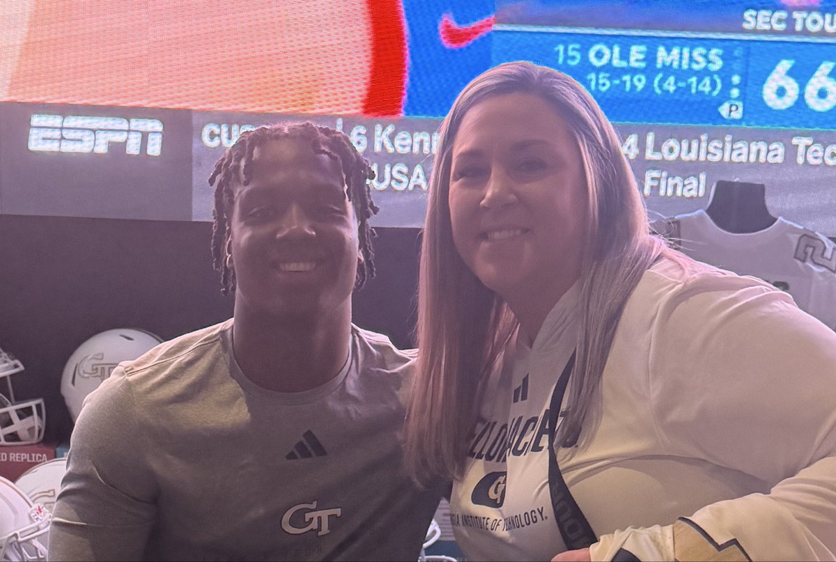 NicoleBuzzinGT's tweet image. So much fun meeting @haynes_king10 @hosley_malachi @taeharris27 @JordanvandenB12 #GeorgiaTechFB  @SignedSweetSpot ❤️🐝🏈