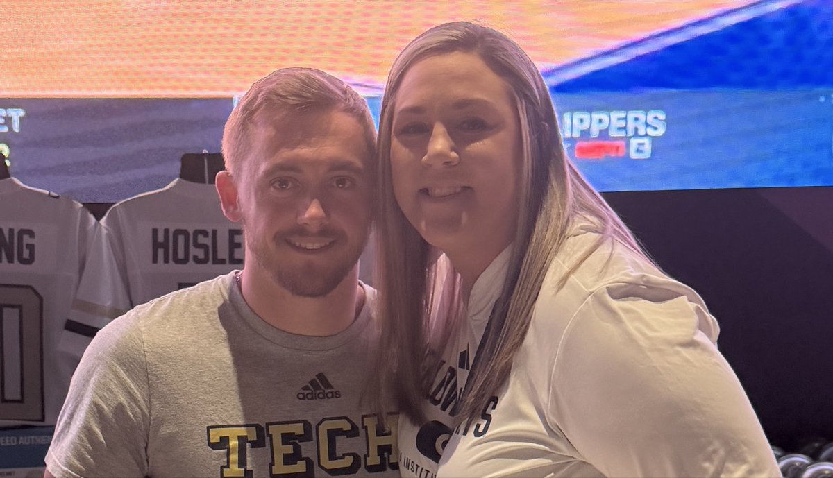 NicoleBuzzinGT's tweet image. So much fun meeting @haynes_king10 @hosley_malachi @taeharris27 @JordanvandenB12 #GeorgiaTechFB  @SignedSweetSpot ❤️🐝🏈